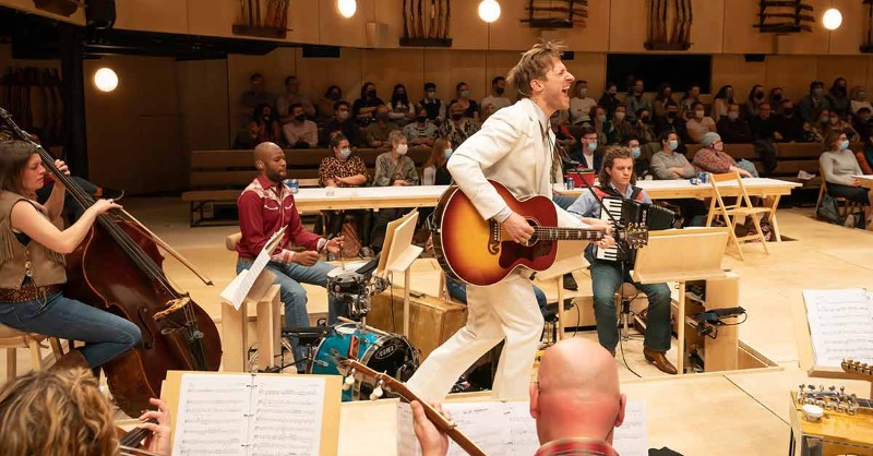 NTT_Taichung's tweet photo. 🌍One Min World Arts🧑🌾
#Oklahoma! Revival: Dark, and Daring
#DanielFish's revived version of the classic "American-ness" musical, fasinated the audience with unsettling scenario and thrilling dark interpretation.
Photo Credit ©Marc Brenner
#OneMinWorldArts
↓↓