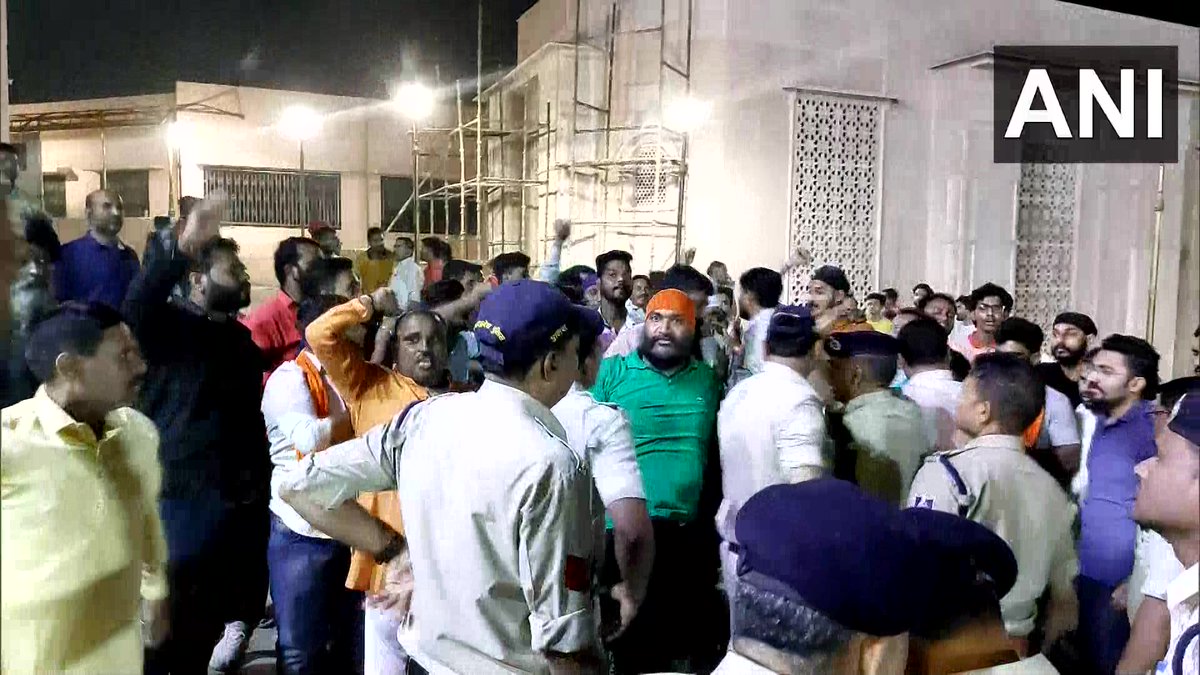 ANI_MP_CG_RJ's tweet photo. Madhya Pradesh | We were making arrangements as some VIP were about to visit Mahakaleshwar temple. During which some people started gathering here to protest against them. One of the protestors started fighting with police officers: Om Prakash Mishra, CSP, Ujjain (06.09) https://t.co/MvPwYxgaPN