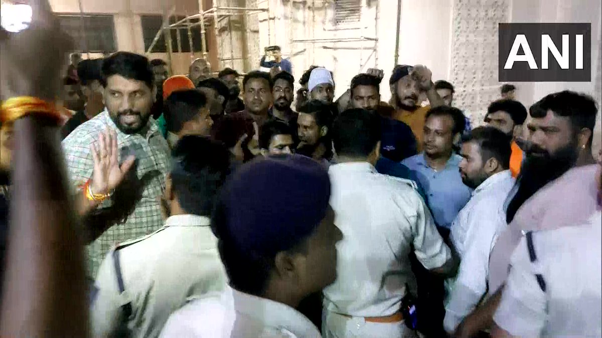 ANI_MP_CG_RJ's tweet photo. Madhya Pradesh | We were making arrangements as some VIP were about to visit Mahakaleshwar temple. During which some people started gathering here to protest against them. One of the protestors started fighting with police officers: Om Prakash Mishra, CSP, Ujjain (06.09) https://t.co/MvPwYxgaPN
