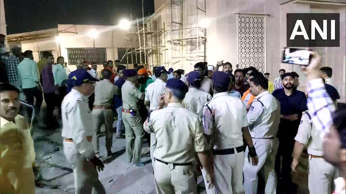 ANI_MP_CG_RJ's tweet photo. Madhya Pradesh | We were making arrangements as some VIP were about to visit Mahakaleshwar temple. During which some people started gathering here to protest against them. One of the protestors started fighting with police officers: Om Prakash Mishra, CSP, Ujjain (06.09) https://t.co/MvPwYxgaPN