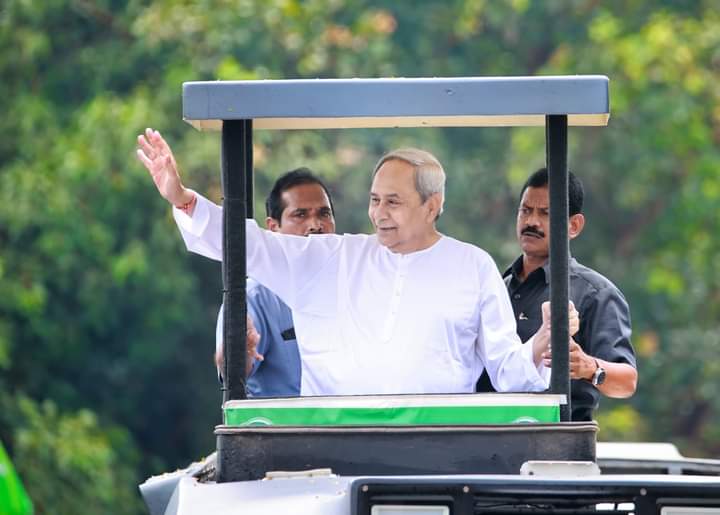 1992Sankar's tweet photo. Congratulations to our beloved CMO @Naveen_Odisha on being conferred with life time achievement awards for his distinctive and outstanding leadership qualities 🙏🏆
With Senior General Secretary of BJD, Ex MP @bjdpradeep at Bhubaneswar.
#Odisha #mahakalpara #bjd #NaveenPatnaik https://t.co/2LdQleGo19