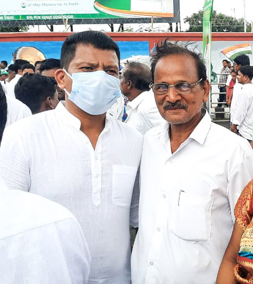 1992Sankar's tweet photo. Congratulations to our beloved CMO @Naveen_Odisha on being conferred with life time achievement awards for his distinctive and outstanding leadership qualities 🙏🏆
With Senior General Secretary of BJD, Ex MP @bjdpradeep at Bhubaneswar.
#Odisha #mahakalpara #bjd #NaveenPatnaik https://t.co/2LdQleGo19
