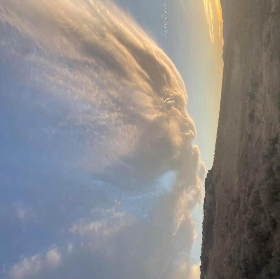 Marychen85201's tweet photo. Looks like an angel praying over the land. https://t.co/gcde6r8AZT