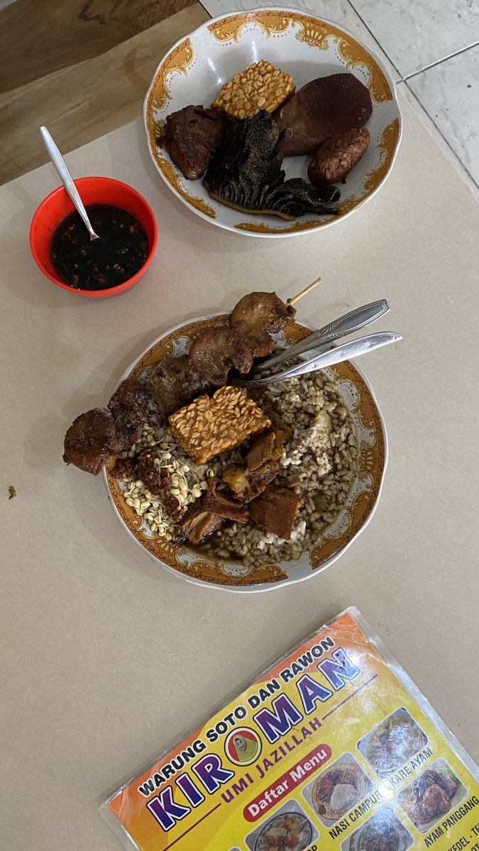 Pagi ini nyoba sarapan di Warung Soto Rawon Kiroman Umi Jazillah.
⠀
Menurutmu apa tambahan lauk yg wajib ketika makan rawon?
#malangkuliner