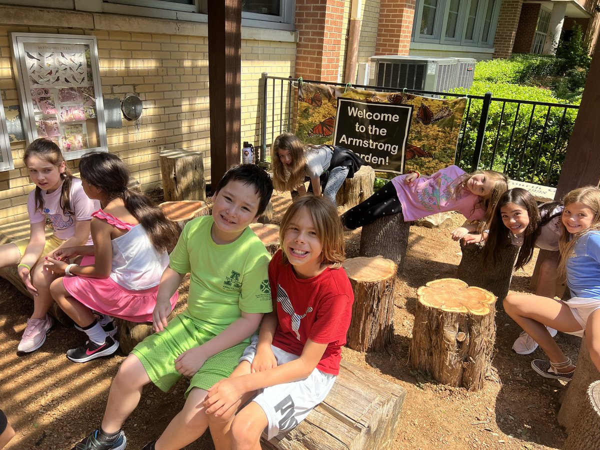 MsGreen4thgrade's tweet photo. We had the best time at Garden today🪴🌻👩‍🌾🧑‍🌾 #deepintheheartofarmstrong @ArmstrongHP https://t.co/yLRGGmh8SB