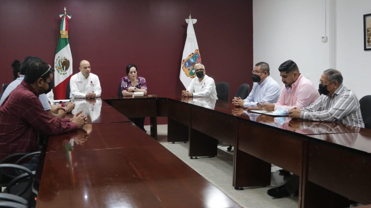 primitivolo's tweet photo. ALCALDESA CARMEN LILIA CANTUROSAS RECIBE A FAMILIA DE HEIDI MARIANA https://t.co/m4BM7qtJg4 vía @PRIMITIVOLOPEZNOTICIAS https://t.co/6M2qbi4Y90