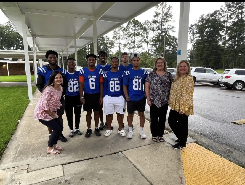 LCU_ftball's tweet photo. Some of our Receivers down at Mary Goff Elementary today. Thank you for allowing our guys to come down and have this experience. #ClawsUp #Sideouts https://t.co/2g7IjIQFId