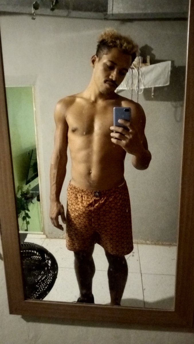 douglas_fil's tweet photo. Sexo é pra novinhos. Adulto inicia programa de treinamento conjugando cardio, resistência e flexibilidade.

Daqui um nês vcs vão ver o resultado.

#tapago #botaocorpoprajogo #kilumbuokoto #saúdefísica #homemnegro #kilumbuokoto https://t.co/1H2pIEYuuA
