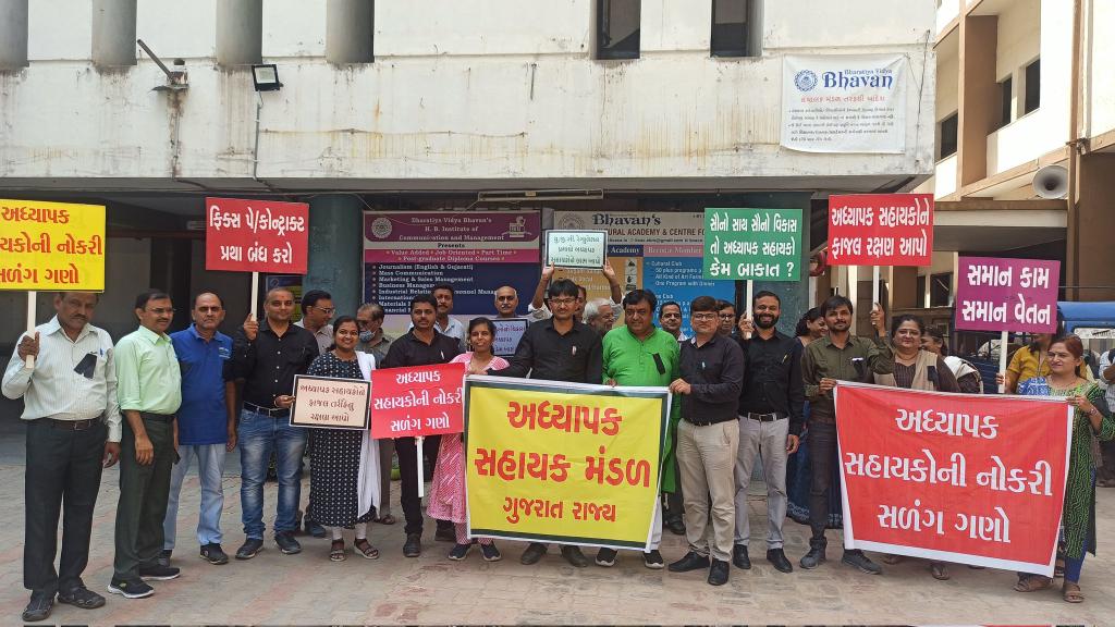 DrSBTeraiya's tweet photo. ગ્રાન્ટેડ કોલેજોના #અધ્યાપકસહાયક ના પ્રશ્નોનુ સત્વરે નિરાકરણ કરવા આંદોલન સમિતિના સભ્યશ્રીને વિનંતી.
@CMOGuj @Bhupendrapbjp @KanuDesai180 @jitu_vaghani @sanghaviharsh @Rushikeshmla @brijeshmeja1 @narendramodi @AmitShah @CRPaatil @BJP4Gujarat @AAPGujarat @INCGujarat @FixpayAdhyapak https://t.co/q97HEx4gdL