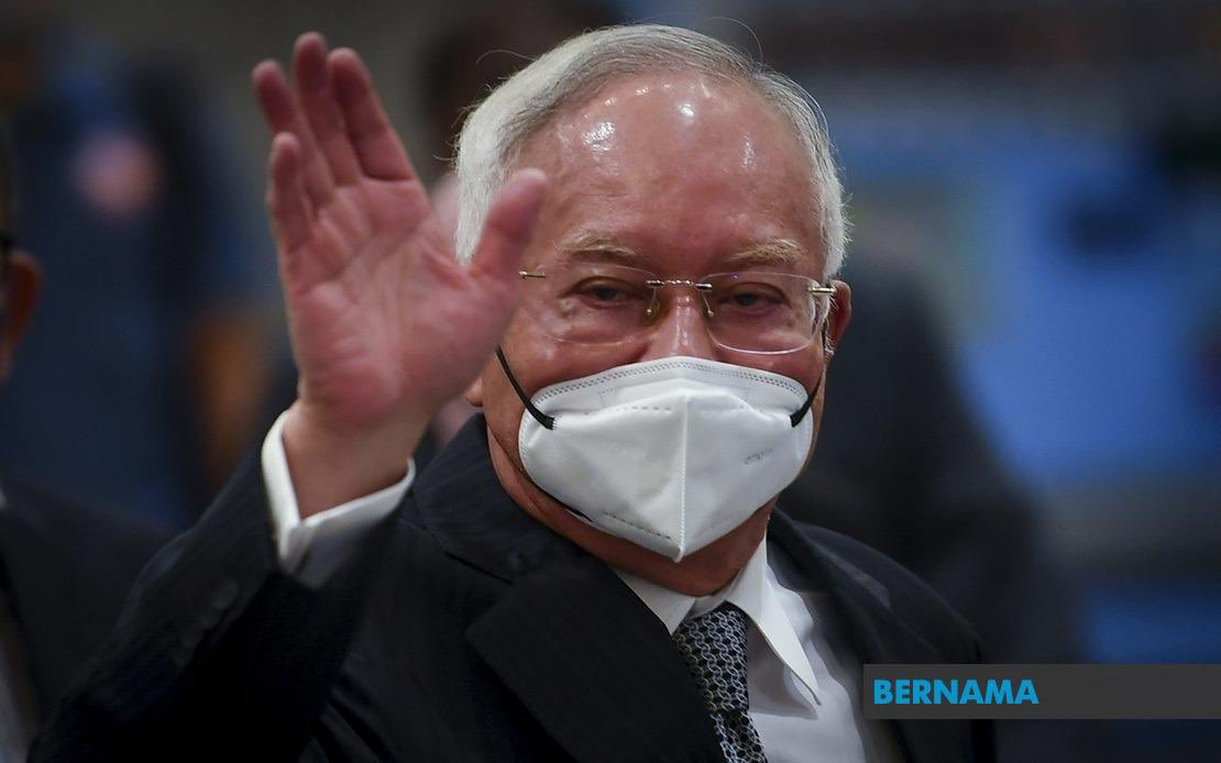 bernamadotcom's tweet photo. Had dua kad kredit Najib berjumlah RM3 juta, belanja lebih RM100,000 pada 2011 - Pegawai bank

https://t.co/AtNxD4FVSr https://t.co/6bQQLrrh0l