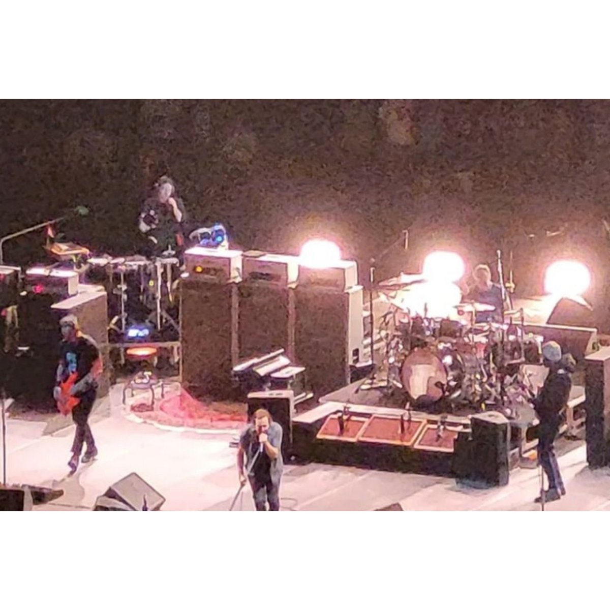 JKlinghoffermx's tweet photo. Pearl Jam 🔥🎶 en el escenario de FirstOntario Centre en Hamilton 🇨🇦
#pearljam #joshkinghoffer #eddievedder #mattcameron #mikemccready #stonegossard #jeffament https://t.co/vZKIk9PyQn