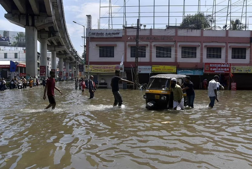 AbhishBanerj's tweet photo. No, these are not images of water logging in Bengaluru.

These are pictures of Kochi shared by The New Indian Express just from last week (Aug 30)

Did you see any outrage against Kerala govt?

Now you understand liberal privilege. https://t.co/InaPtc00A1