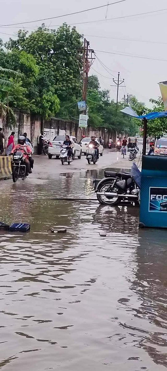 birambhu's tweet image. यह हैदराबाद गेट, सुसुवाही, बनारस की विकास की कहानी कहता फ़ोटो है। इस क्षेत्र के विधायक @ApnaDalOfficial से निवेदन है कि क्षेत्र की जनता ने आपको वोट दिया है। @PMOIndia
@CMOfficeUP @AnupriyaSPatel 
#Banaras