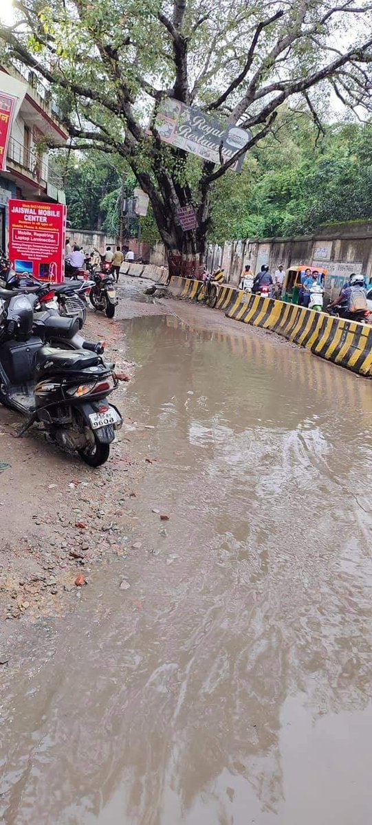 birambhu's tweet image. यह हैदराबाद गेट, सुसुवाही, बनारस की विकास की कहानी कहता फ़ोटो है। इस क्षेत्र के विधायक @ApnaDalOfficial से निवेदन है कि क्षेत्र की जनता ने आपको वोट दिया है। @PMOIndia
@CMOfficeUP @AnupriyaSPatel 
#Banaras