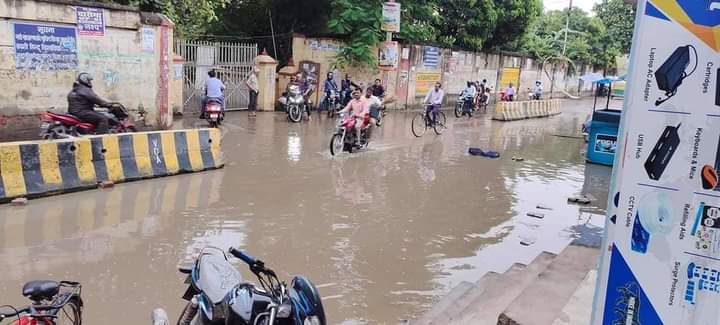 birambhu's tweet image. यह हैदराबाद गेट, सुसुवाही, बनारस की विकास की कहानी कहता फ़ोटो है। इस क्षेत्र के विधायक @ApnaDalOfficial से निवेदन है कि क्षेत्र की जनता ने आपको वोट दिया है। @PMOIndia
@CMOfficeUP @AnupriyaSPatel 
#Banaras