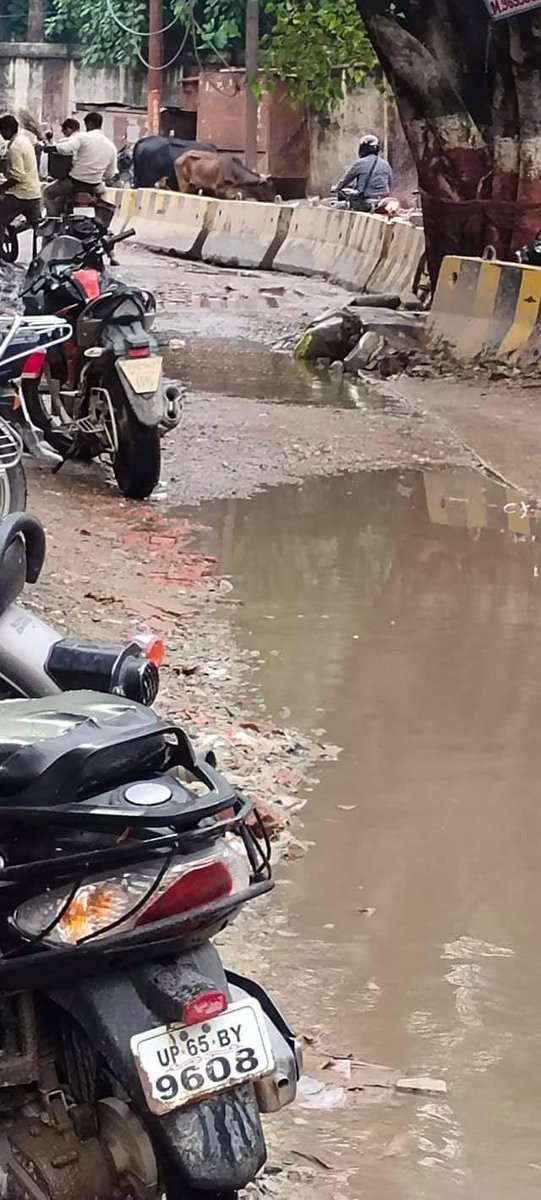 birambhu's tweet image. यह हैदराबाद गेट, सुसुवाही, बनारस की विकास की कहानी कहता फ़ोटो है। इस क्षेत्र के विधायक @ApnaDalOfficial से निवेदन है कि क्षेत्र की जनता ने आपको वोट दिया है। @PMOIndia
@CMOfficeUP @AnupriyaSPatel 
#Banaras