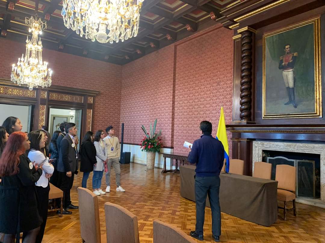 ACCOLDI's tweet photo. El programas de Finanzas y Comercio Exterior de la UPTC  Sogamoso fue de visita a la @CancilleriaCol con el acompañamiento de la Academia Colombiana de Derecho Internacional. https://t.co/BRQXGsd4ZD