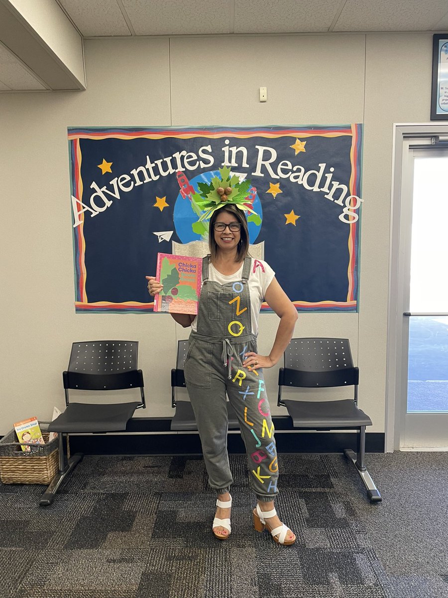 National Read a Book Day! <a href="/XochitlPrieto2/">Xochitl Prieto</a> reading to students. #TeamBCSD <a href="/MtVernonPRC/">Mt Vernon Parent Resource Center of BCSD</a>