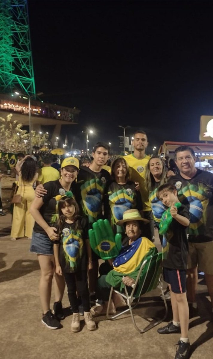 Minha família neste momento em Brasília, vai ser gigante!
#BolsonaroNoPrimeiroTurno 
#Dia07VaiSerGigante