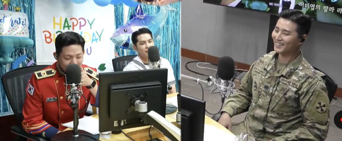 애들아 … 이게 말이 되는거야..? 나 덕질하면서 이런 날이 올줄이야.. 다 다른 군복을 입고 있는걸 보게될줄이야…..