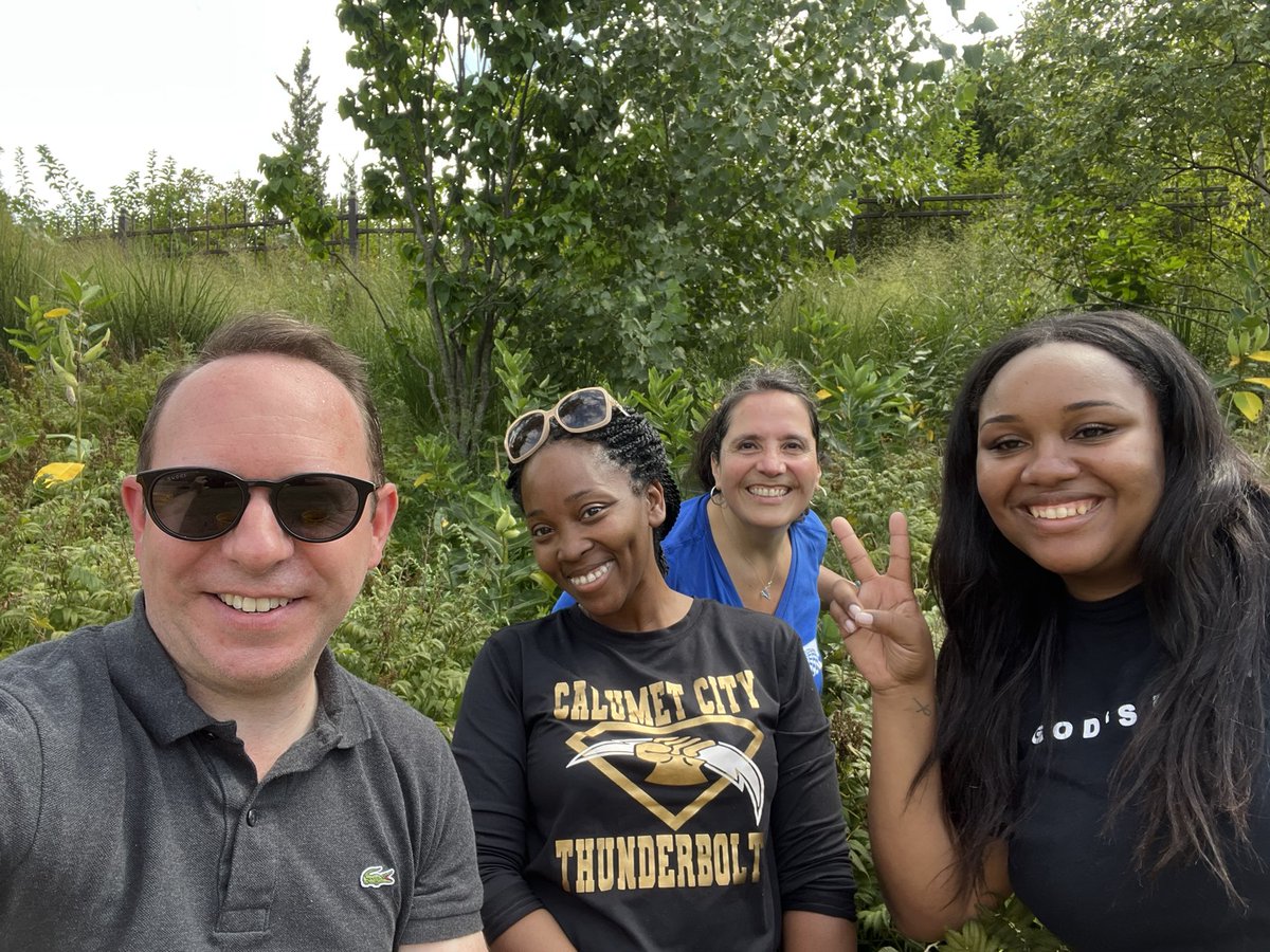 While we support our communities year-round, United hosts 'September of Service” each year dedicated to giving back in honor of the 9/11 anniversary. Today we worked hard on the beautiful landscapes at the Lincoln Park Zoo!