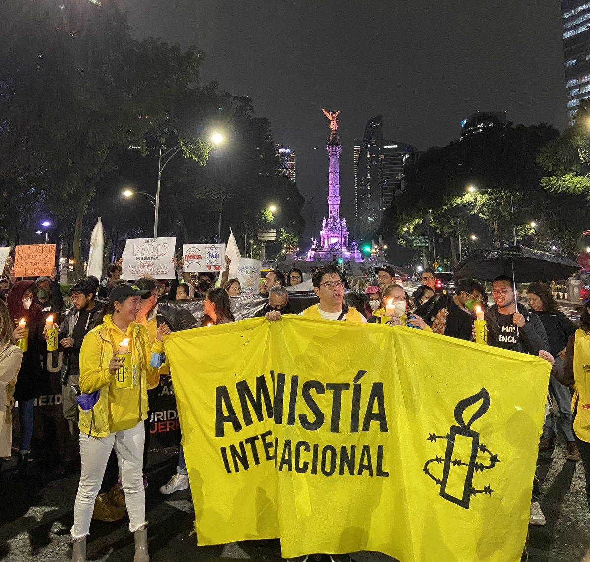 DeniseDresserG's tweet photo. ¿Donde estabas cuando militarizaron al país? Yo, protestando/marchando. Igual que lo hicimos con Calderón y con Peña Nieto. 

Nosotros no cambiemos de opinión ni de convicciones. 

Por la paz, antes, ahora y siempre 

#GuardiaNacional 
#ResistenciaFeministaAntimilitarista https://t.co/NOUU4YKGdk