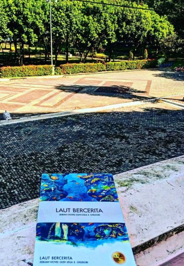dradikta's tweet photo. Semangat pagi 🍜
Semangat ikutan #BacaBukuSejarahBareng "Laut Bercerita" 
Cinta, kasih, tragedi '98

Kita tidak boleh jatuh, tak boleh tenggelam, dan sama sekali tak boleh terempas karena peristiwa ini. Kebenaran ada di tangan mereka yang memihak rakyat" Bram P.171 https://t.co/W1s6FJ7Jmz