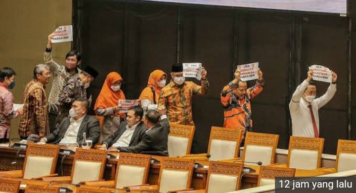 LanangJagad31's tweet photo. Mereka walk out saat sidang kenaikan BBM dan bantuan BLT utk rakyat..

Tapi mingkem dgn dana pensiun yg mereka terima seumur hidup. Mingkem dgn RUU perampasan asset para koruptor..

Masih percaya dgn mereka yg sok membela rakyat?

Gue sih kagak!

@SantorinisSun https://t.co/H6DeVTSb9Z