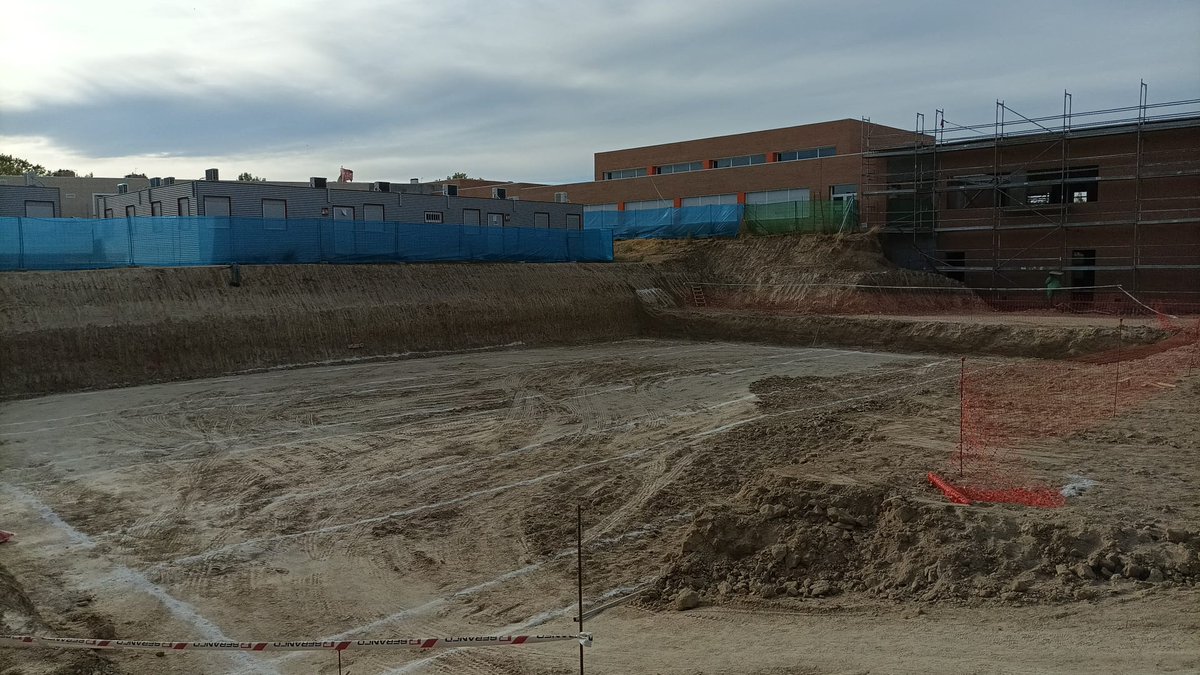 LAMENTABLE!!😡😡 Otro año (y van 2) que los niños/as de Primaria <a href="/CeipGabrielaM/">CEIPGabrielaMorreale</a> no pueden hacer EducacionFisica en instalaciones adecuadas (ni gimnasio ni pistas). <a href="/educacmadrid/">Educación▪️Comunidad de Madrid</a> <a href="/ComunidadMadrid/">Comunidad de Madrid</a> solicitamos una mejor planificacion y que se agilicen las obras.