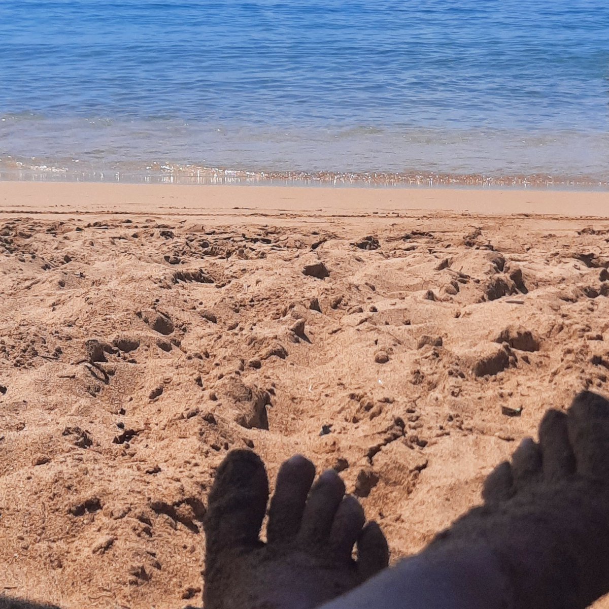 PebblesOddball's tweet photo. Sandy or wet? #feetlovers #feetgoddess #feetgram #beachday #barefeets #oddball #customs #feetup https://t.co/As20woxhJ6