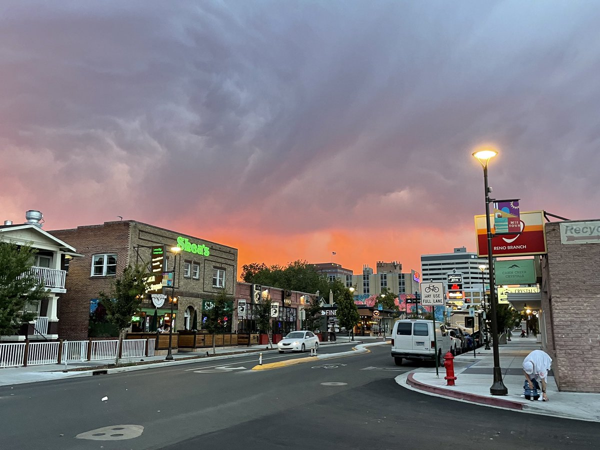 PaulKos04999224's tweet photo. #renosunset #midtownreno #sheasreno @rgj @KRNV  photo credit : @KeenaMelville tonight’s sunset in #renonevada 09/06/2022 https://t.co/wAlQh7DgMS