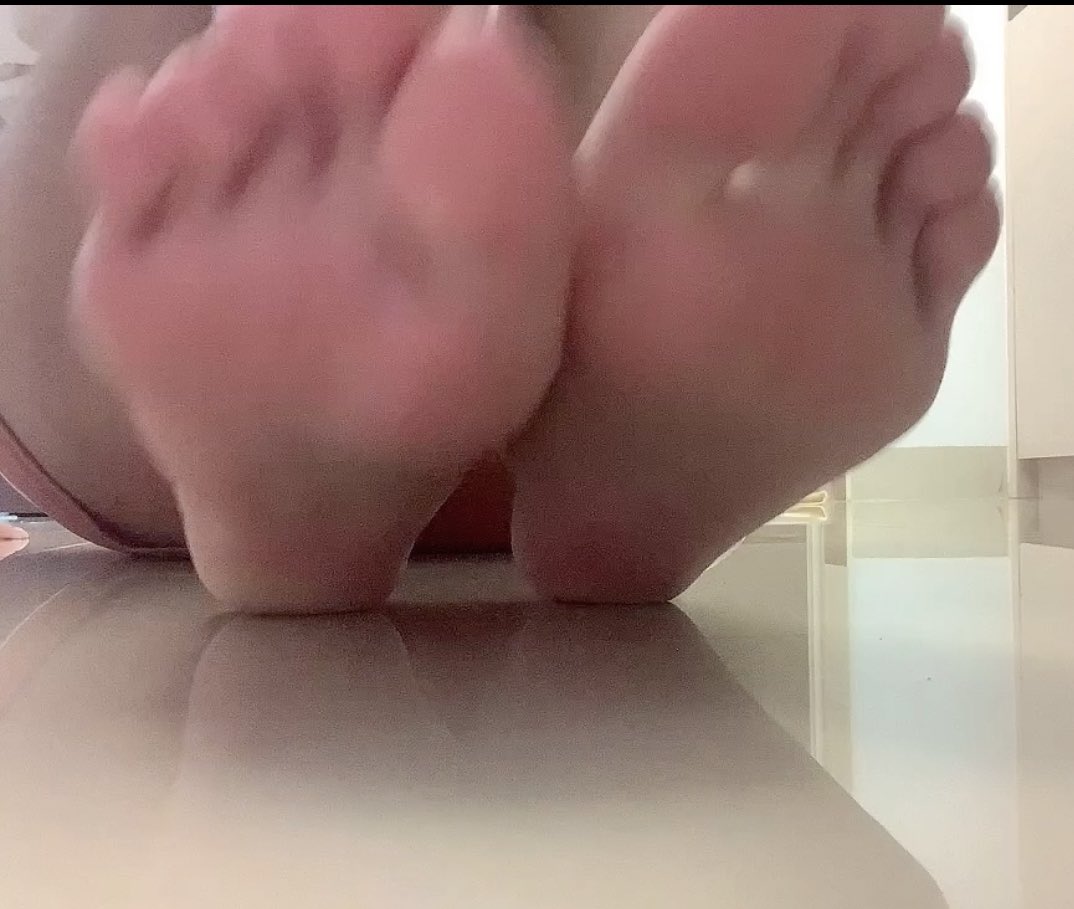 Juliacheung411's tweet photo. 小茱腳😜剛健身完脱襪襪
已經賣掉了，但有影片給你們🫣
要的要私訊下次排隊喔😚

完整影片在：https://t.co/682oSgmQC7
#成人頻道 #成人 #成人寫真 #性感 #情趣 #情趣制服 #挑逗 #色誘 #fansone #fansone持續更新中 #18禁 #空姐 #of https://t.co/7FDxpvG55s