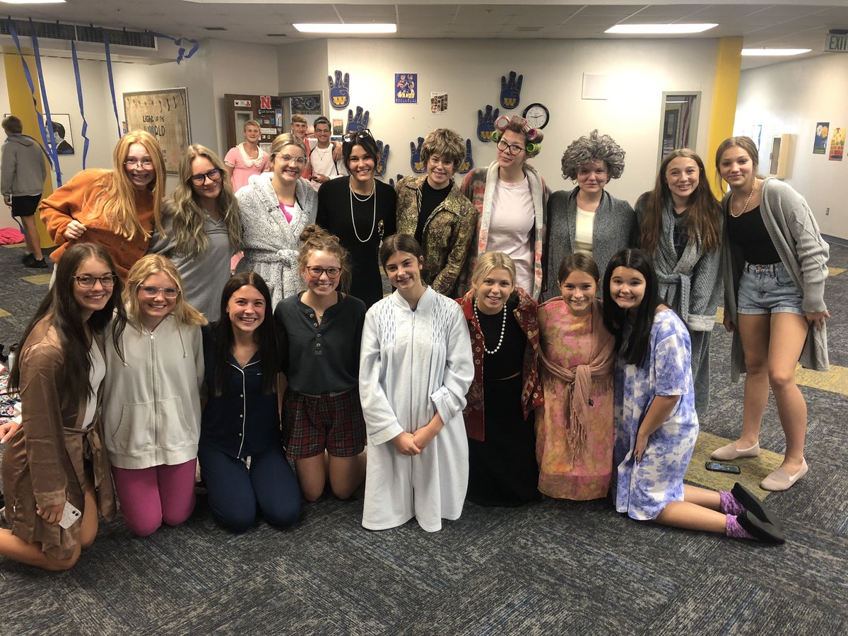 CheerWahoo's tweet photo. Senior Citizen Day!!🧓🏻👴🏻 #SpiritWeek #WarriorPride https://t.co/sztnambzRk