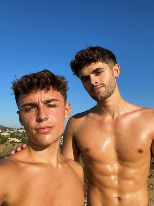 Did a SWEATY hike in the LA heat wave ?? https://t.co/Vnk0L2Q6IY