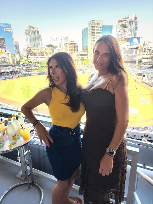 I took @poindexter_mrs out to the ballgame yesterday. I gave her peanuts and crackerjacks and stuff.