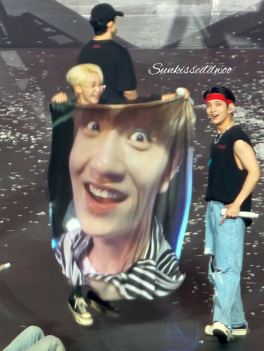 sunkisseddwoo's tweet photo. IM DYING JOSH MADE THE SAME FACE AS THE BLANKET AND SEUNGKWAN WAS SO EXCITED HES SO CUTE

#SEVENTEEN #SEVENTEENinNewark https://t.co/1wqlcxkrlO