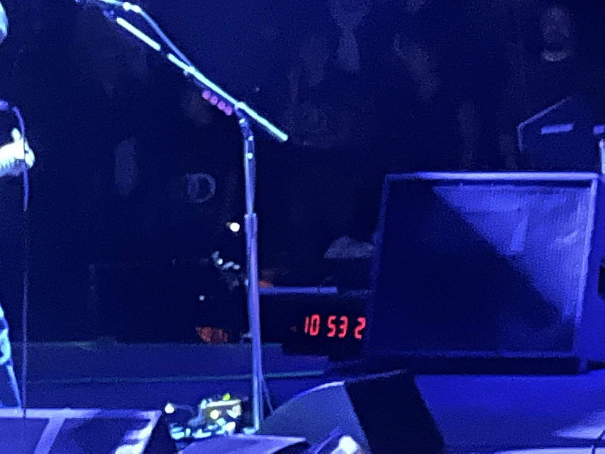 Pearl_Jam_Fam's tweet photo. Have never noticed a timer before. Unnecessary for a room w/o a curfew, but perhaps it keeps things on the rails. #PJHamilton @PearlJam #PJTour2022 https://t.co/FRLneJgT7H