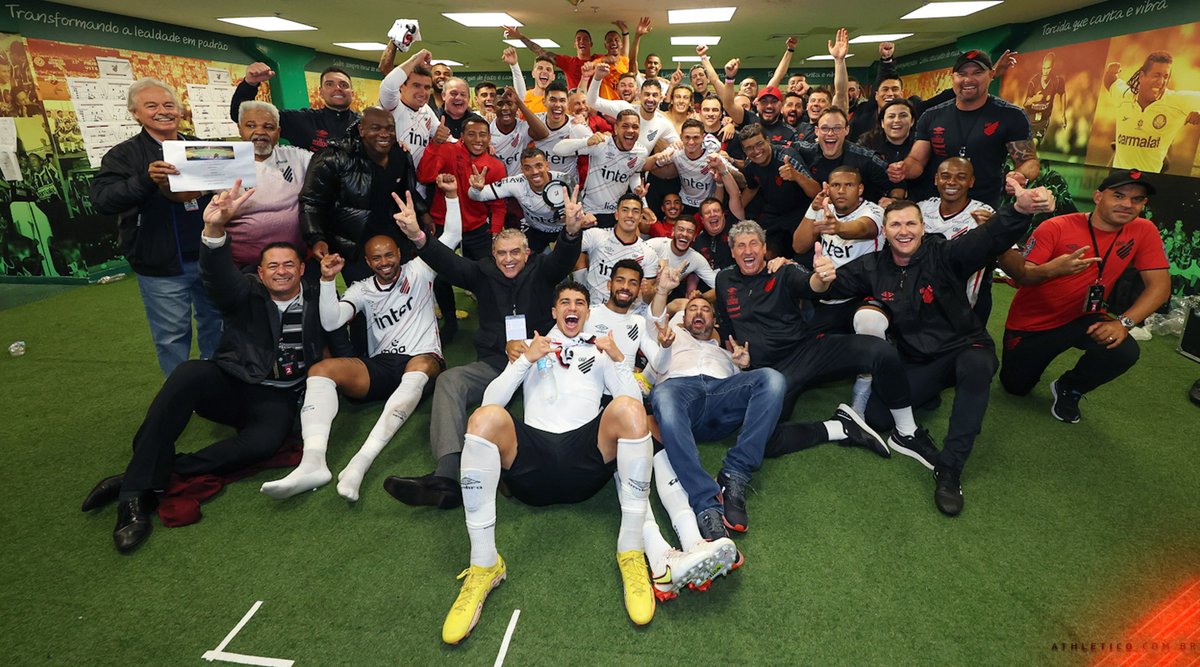 AthleticoPR's tweet photo. 🌪🔴⚫ 
Sinta-se parte aqui com a gente neste momento, torcedor athleticano! A VAGA É NOSSA!
ESTAMOS TODOS NA FINAL DA CONMEBOL LIBERTADORES!

📸 José Tramontin/athletico.com.br
#Athletico #Libertadores #GloriaEterna https://t.co/UD4xA3x2OD