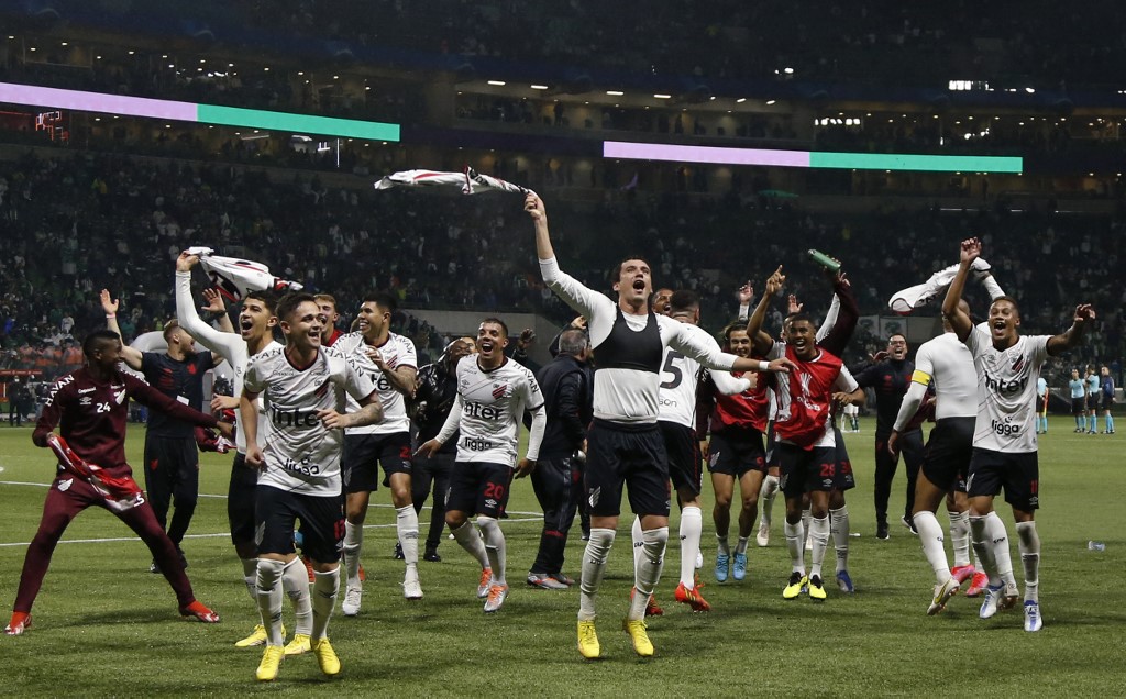 🥳🌪️ <a href="/AthleticoPR/">Athletico Paranaense</a>, invicto há 8️⃣ jogos na CONMEBOL #Libertadores! Sequência histórica para o Furacão e vaga na final!

#GloriaEterna