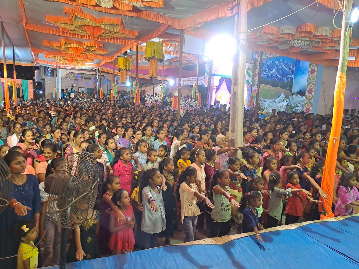sdm_khambhat's tweet photo. 108 ખંભાત વિધાન સભા વિસ્તાર માં ખારવા માછી સમાજ ના ગણેશ જી ની 52 વર્ષ ની ઉજવણી સંદર્ભે ભવ્ય પંડાલ નું આયોજન કરેલ તેમાં મતદાર નોંધણી અધિકારી અને પ્રાંત અધિકારી શ્રી દ્વારા સર્વે ને વોટ ના વચન અંગે પ્રતિજ્ઞા  લેવડાવી #અવસર_લોકશાહી નો #Elecciones2022 @CollectorAnd @CEOGujarat https://t.co/dAqmOO6QMT