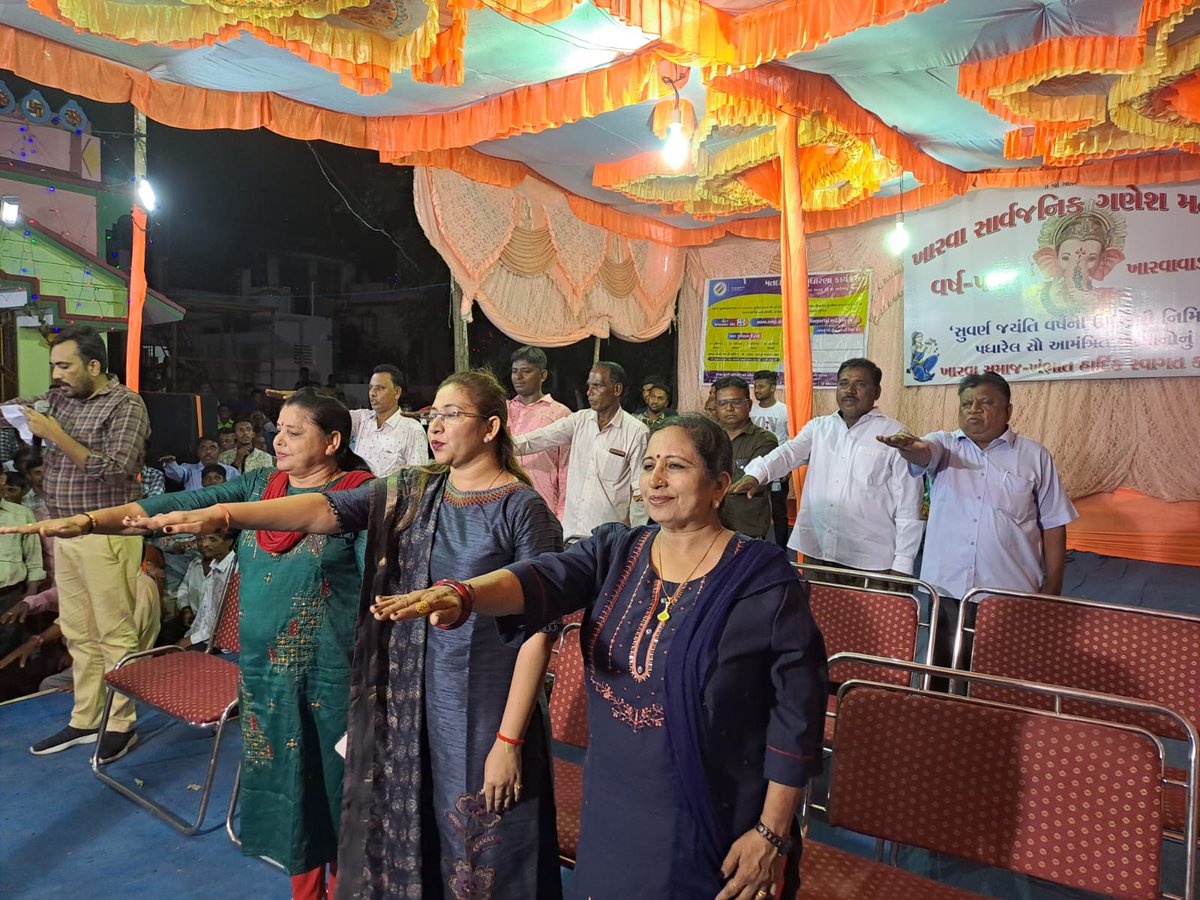 sdm_khambhat's tweet photo. 108 ખંભાત વિધાન સભા વિસ્તાર માં ખારવા માછી સમાજ ના ગણેશ જી ની 52 વર્ષ ની ઉજવણી સંદર્ભે ભવ્ય પંડાલ નું આયોજન કરેલ તેમાં મતદાર નોંધણી અધિકારી અને પ્રાંત અધિકારી શ્રી દ્વારા સર્વે ને વોટ ના વચન અંગે પ્રતિજ્ઞા  લેવડાવી #અવસર_લોકશાહી નો #Elecciones2022 @CollectorAnd @CEOGujarat https://t.co/dAqmOO6QMT