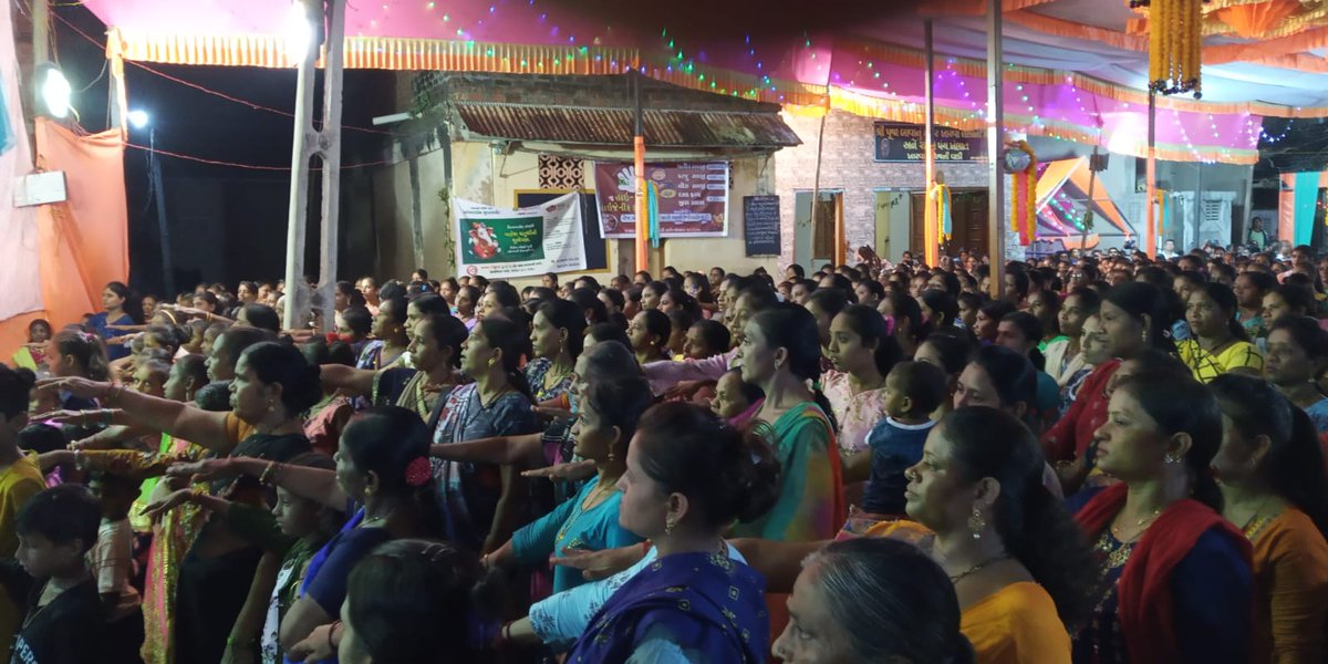sdm_khambhat's tweet photo. 108 ખંભાત વિધાન સભા વિસ્તાર માં ખારવા માછી સમાજ ના ગણેશ જી ની 52 વર્ષ ની ઉજવણી સંદર્ભે ભવ્ય પંડાલ નું આયોજન કરેલ તેમાં મતદાર નોંધણી અધિકારી અને પ્રાંત અધિકારી શ્રી દ્વારા સર્વે ને વોટ ના વચન અંગે પ્રતિજ્ઞા  લેવડાવી #અવસર_લોકશાહી નો #Elecciones2022 @CollectorAnd @CEOGujarat https://t.co/dAqmOO6QMT