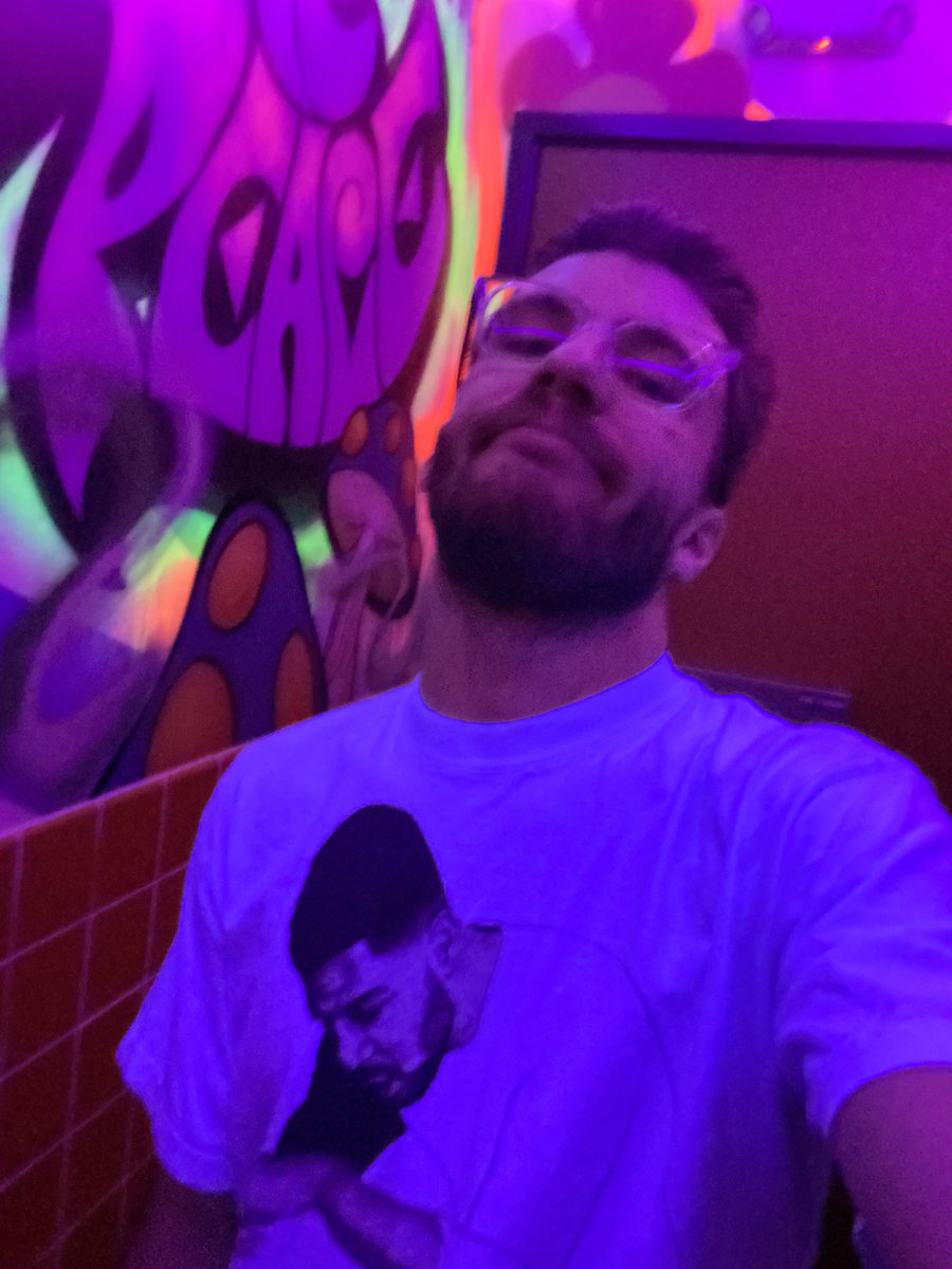 xcudigee's tweet photo. Taking a glow in the dark pee #batchest https://t.co/g2CLF8VG7E