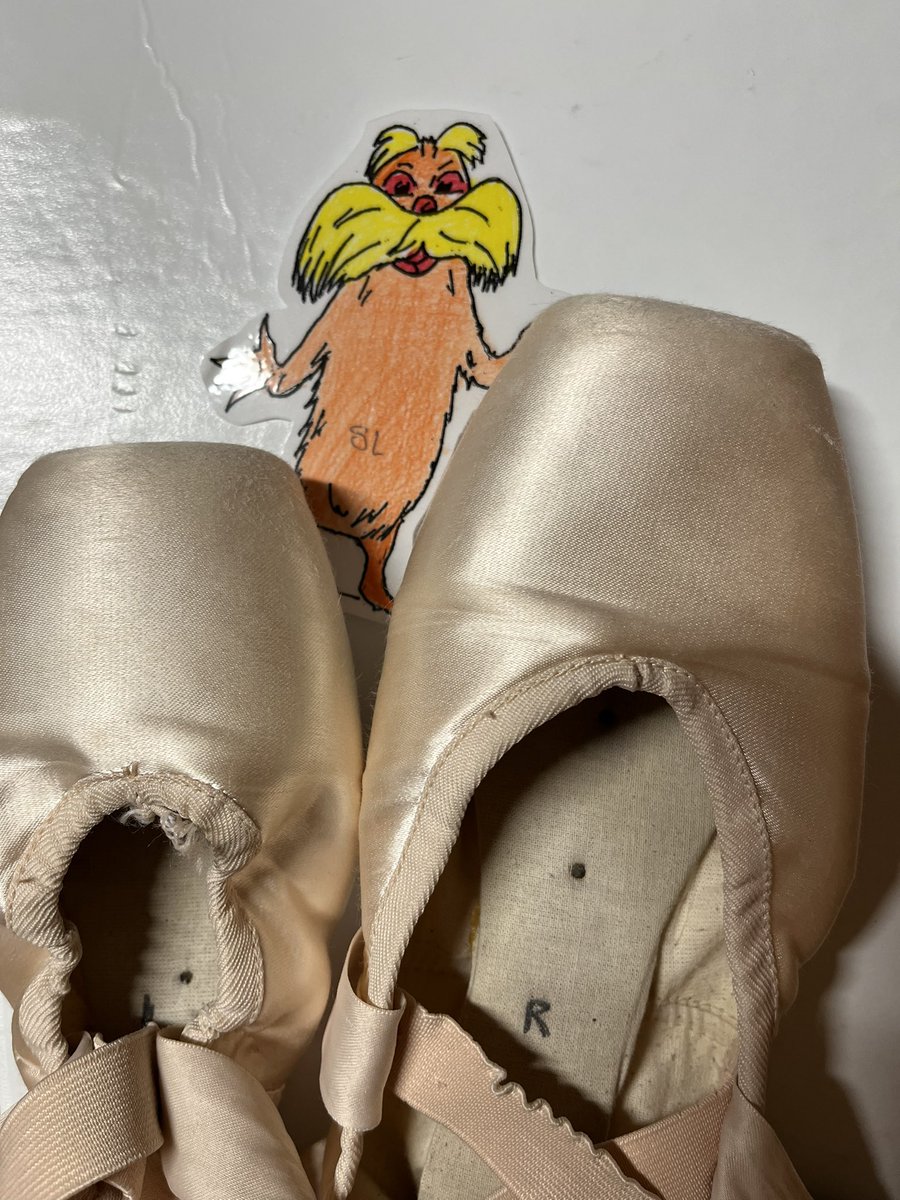 li_hsophia's tweet photo. Pointe shoes are made up of natural materialsโฆ after they die and canโt be worn the pointe shoes can be taken apart and compostedโฆ Sustainability #flatlorax #topic #BMHSAPES2023 @BMHSTitans @MaryDraves https://t.co/Gt1g7j9xCy