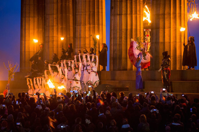tabi_londo's tweet photo. イギリスの変な祭り🇬🇧🏴󠁧󠁢󠁳󠁣󠁴󠁿
「ベルテンフェスティバルBeltane Fire Festival」

毎年4月30日
📍スコットランド首都エディンバラ

来年の旅行をご計画中のみなさま
なかなかお目にかかれない光景を見に出かけてみてはいかがでしょうか
https://t.co/WSAKx8V3ZD

#シャーマン #イギリス  #スコットランド https://t.co/JK7sPUFTY5