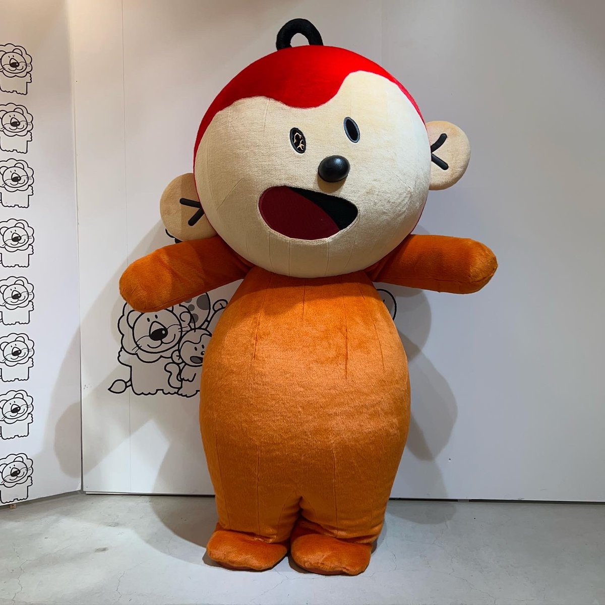 The monkey from bags of Tabekko Doubutsu animal-shaped cookies was in the Tabekko Pop-up Cafe in Omotesando today.