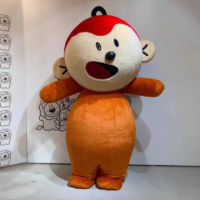 The monkey from bags of Tabekko Doubutsu animal-shaped cookies was in the Tabekko Pop-up Cafe in Omotesando today. 