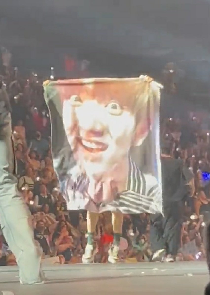 miwon17_'s tweet photo. Shuas face seeing his huge meme blanket 😭😭 https://t.co/oTYzY14udp