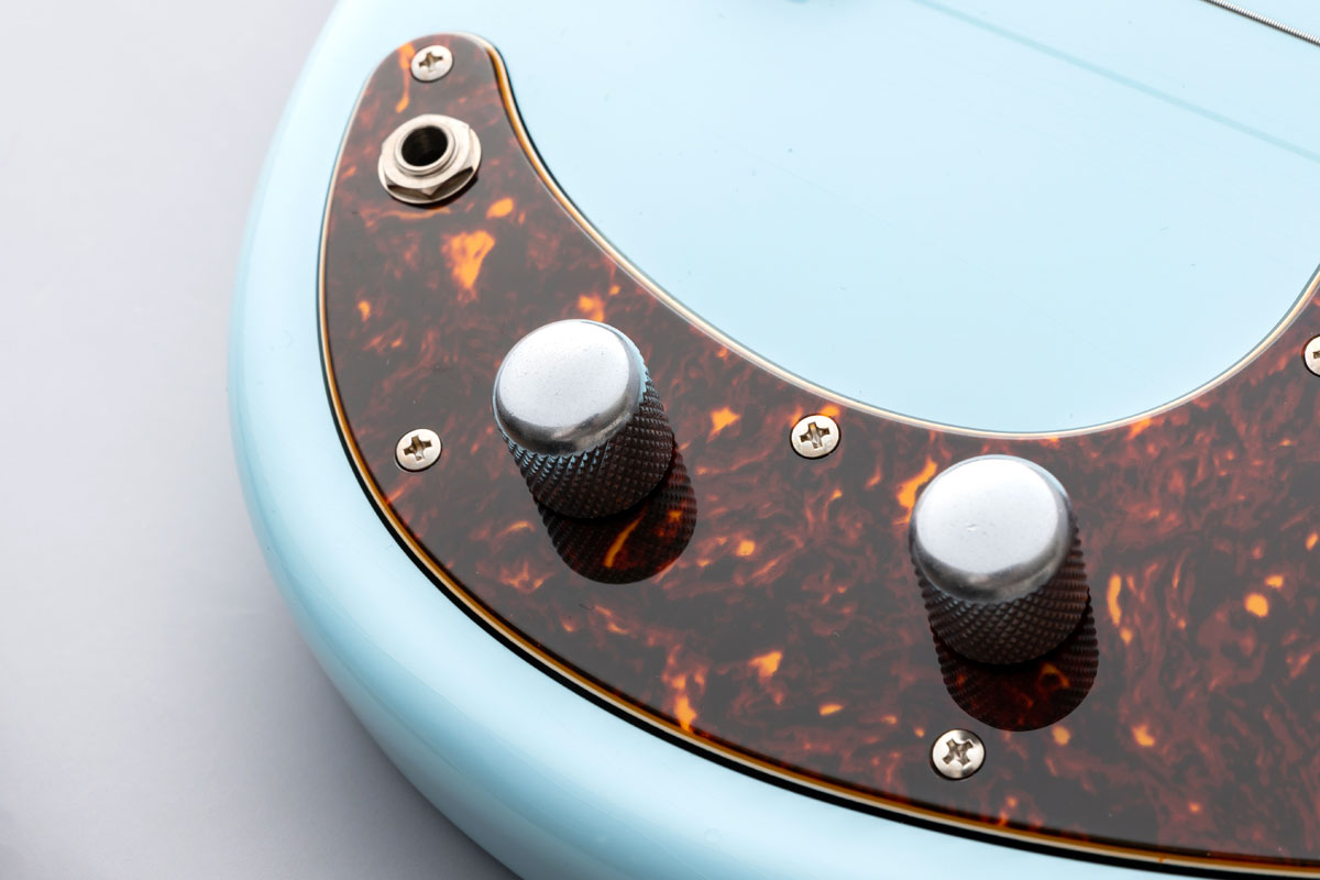 Blacksmoker_gtr's tweet photo. 【製品紹介】
TRAD MASTER SERIES BETA-P5C Sonic Blue Light Aged
ソニックブルー×べっ甲PGのBETA-P5マッチングヘッド仕様。
Price¥390,500
スペック等詳細はこちら↓↓↓のページでご確認頂けます。
https://t.co/VJm6LpGKFX
#Blacksmokerguitar
#TRADMASTER
#BETA https://t.co/GoLUMAaLij