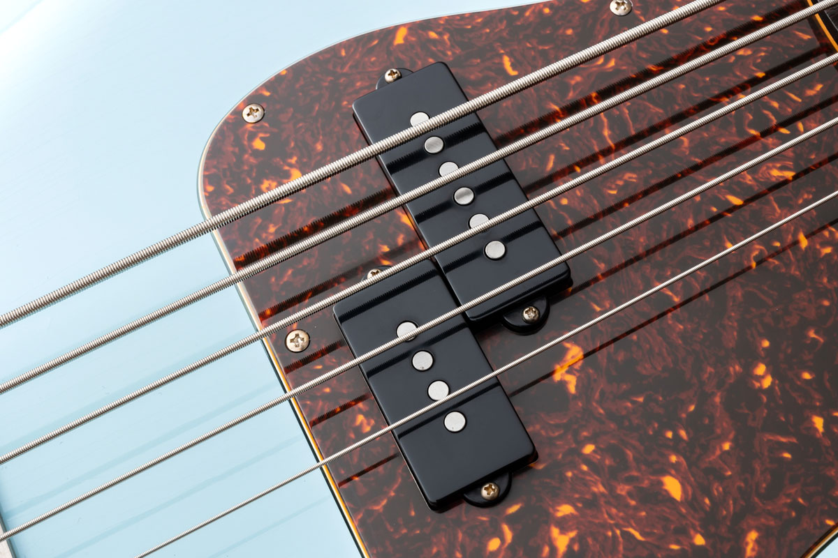 Blacksmoker_gtr's tweet photo. 【製品紹介】
TRAD MASTER SERIES BETA-P5C Sonic Blue Light Aged
ソニックブルー×べっ甲PGのBETA-P5マッチングヘッド仕様。
Price¥390,500
スペック等詳細はこちら↓↓↓のページでご確認頂けます。
https://t.co/VJm6LpGKFX
#Blacksmokerguitar
#TRADMASTER
#BETA https://t.co/GoLUMAaLij